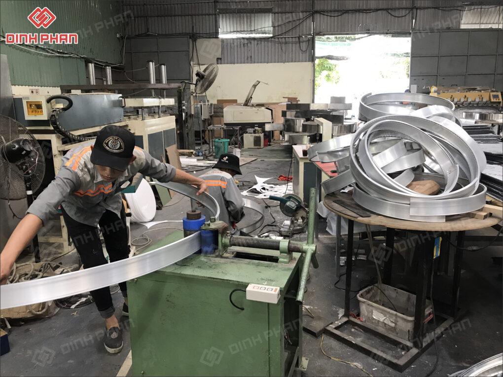 uốn khung hộp đèn hút nổi