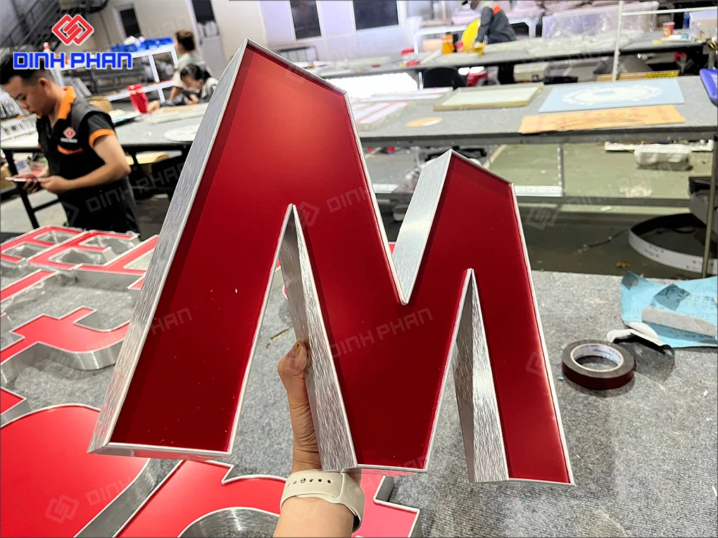 Làm bảng hiệu chữ nhôm BMT giá rẻ, chất lượng tốt nhất Làm bảng hiệu chữ nhôm BMT
