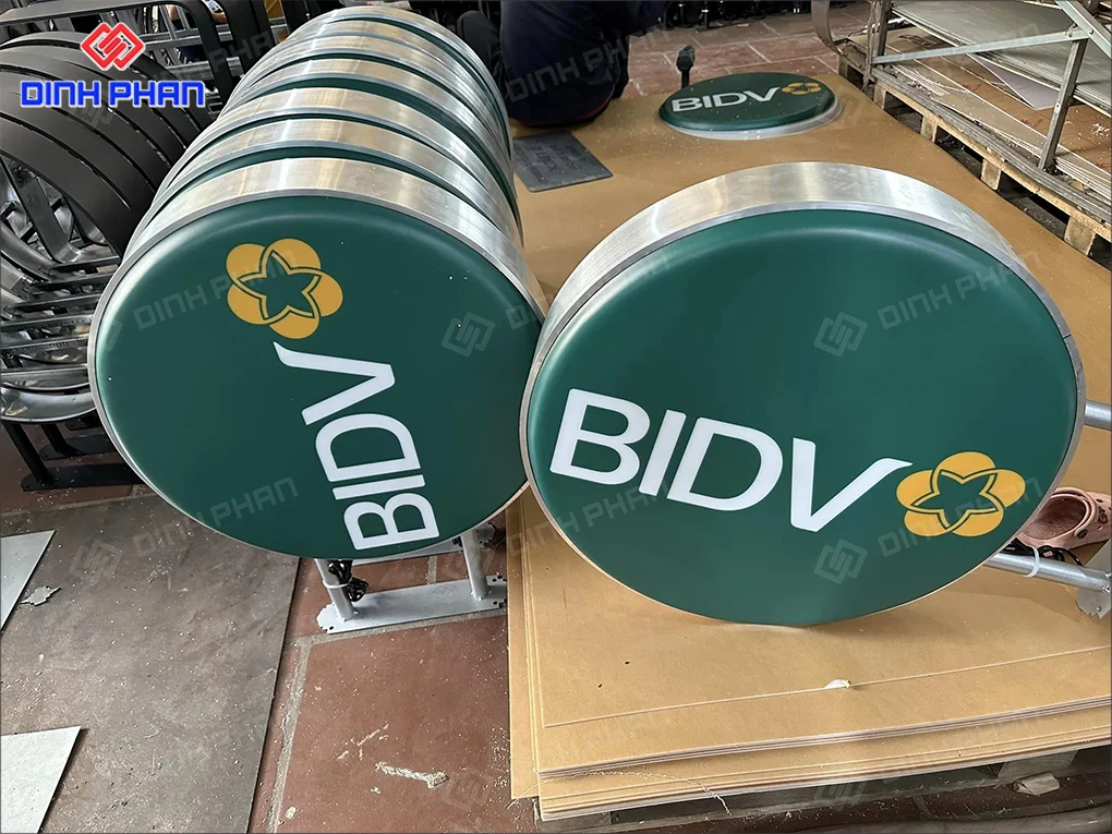 Làm bảng hiệu hộp đèn BMT