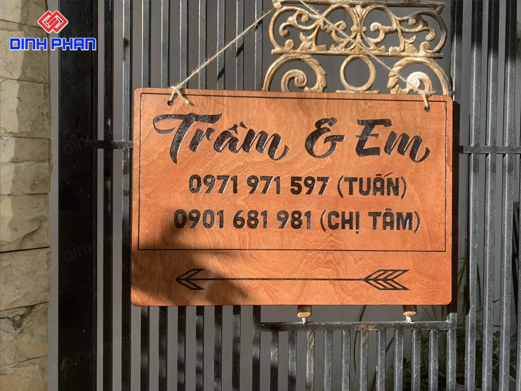 Làm bảng hiệu gỗ BMT giá rẻ, bền, đẹp Làm bảng hiệu gỗ BMT