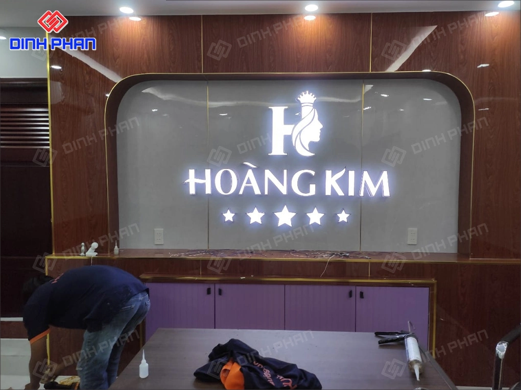 Làm bảng hiệu mica BMT