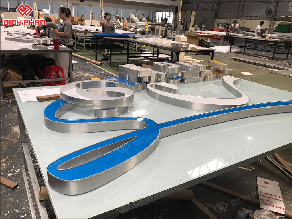 Gia công chữ nổi tại xưởng