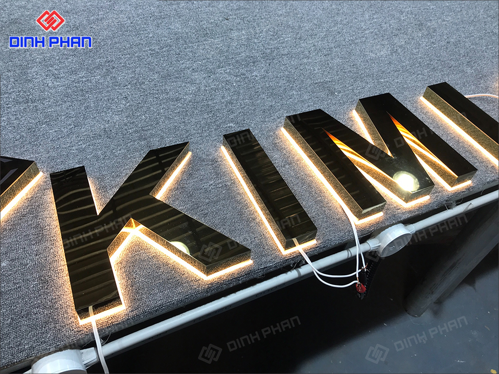 Gia Công Chữ Inox Vàng Tại Buôn Ma Thuột Sang Trọng Chữ inox vàng kết hợp đế mica sáng chân