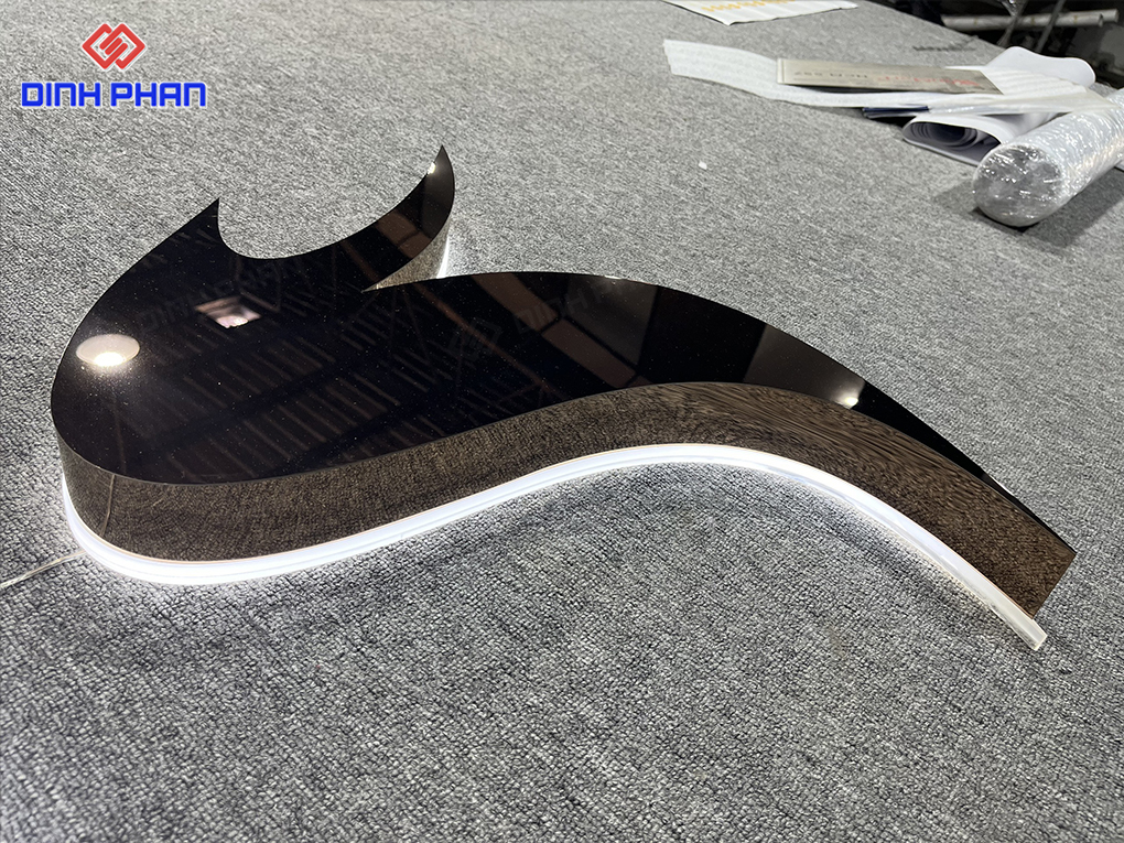 Gia Công Chữ Inox Vàng Tại Buôn Ma Thuột Sang Trọng Logo Vin inox vàng gương kết hợp sáng chân