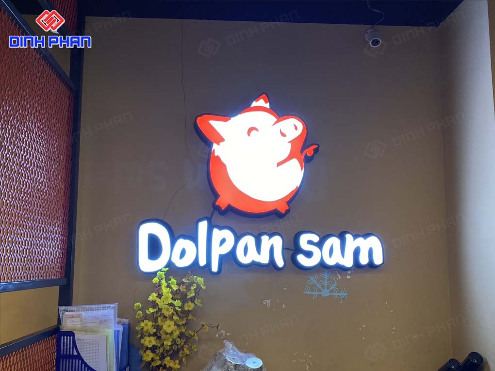 In UV Mica Tại Buôn Ma Thuột – Sắc Nét, Không Bong Tróc Làm bảng hiệu mica