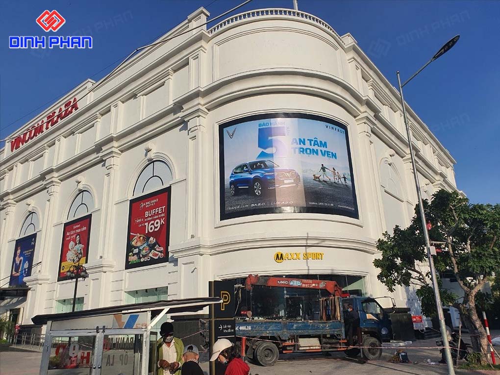 Poster quảng cáo ngoài trời