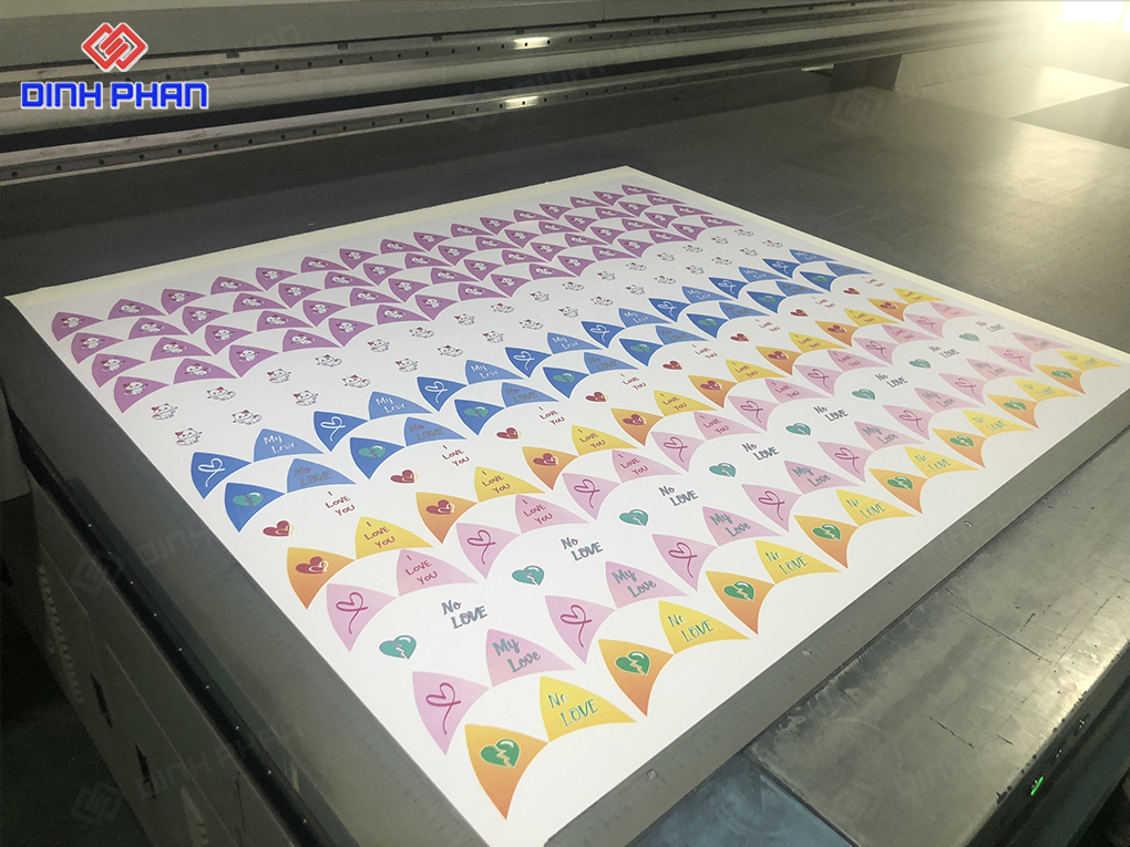 In UV mica tại Đắk Lắk giá rẻ, sắc nét, bền và đẹp In UV bảng trang trí sự kiện
