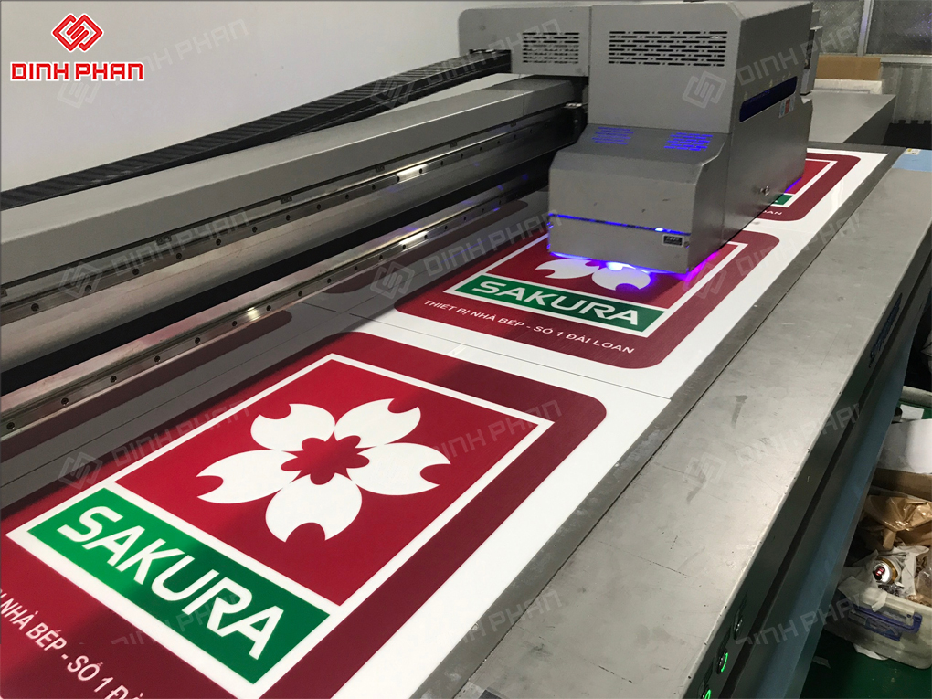 In UV mica tại Đắk Lắk giá rẻ, sắc nét, bền và đẹp In UV bảng hiệu Sakura
