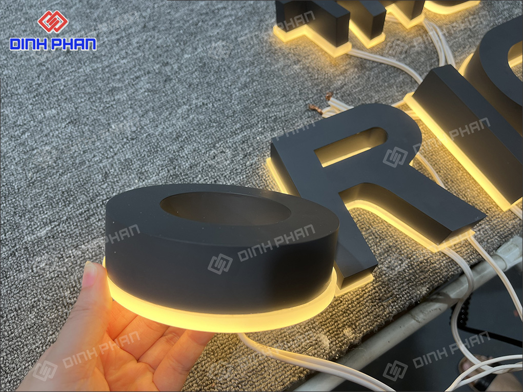 Chữ inox sơn hấp nhiệt kết hợp đế mica sáng chân