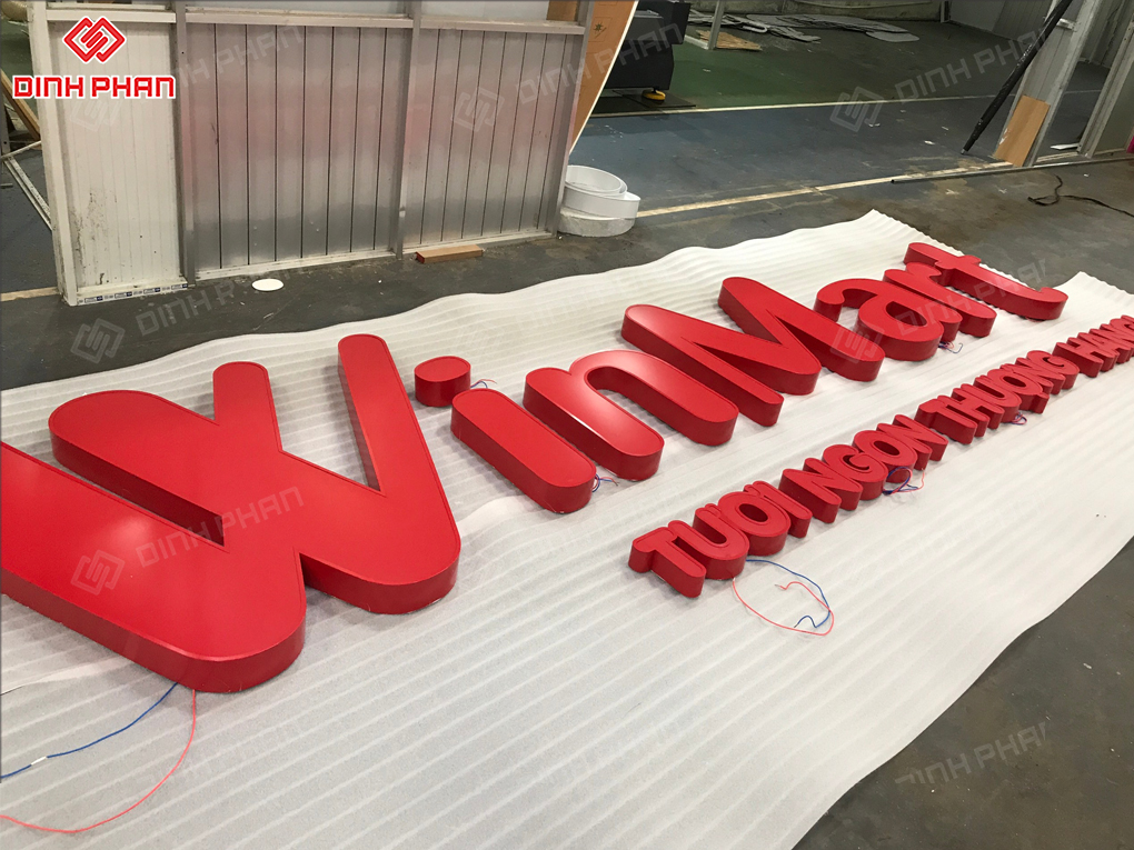 Bảng hiệu của Winmart