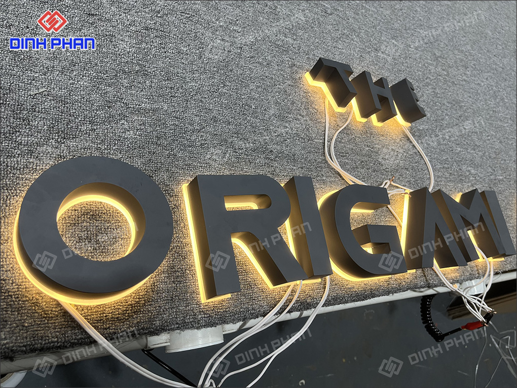 Bảng hiệu chữ inox 304 kết hợp đế mica sáng đèn