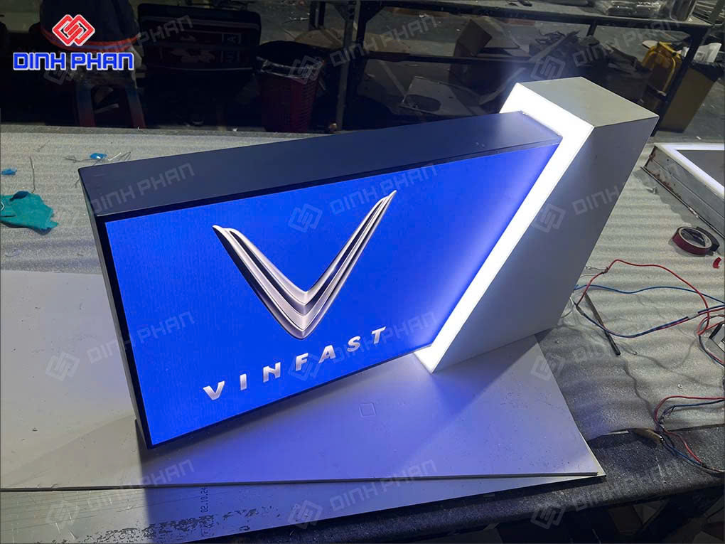 Hộp đèn bạt xuyên sáng của Vinfast