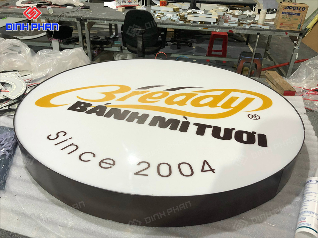 Bảnh hiệu hộp đèn tiệm bánh mì