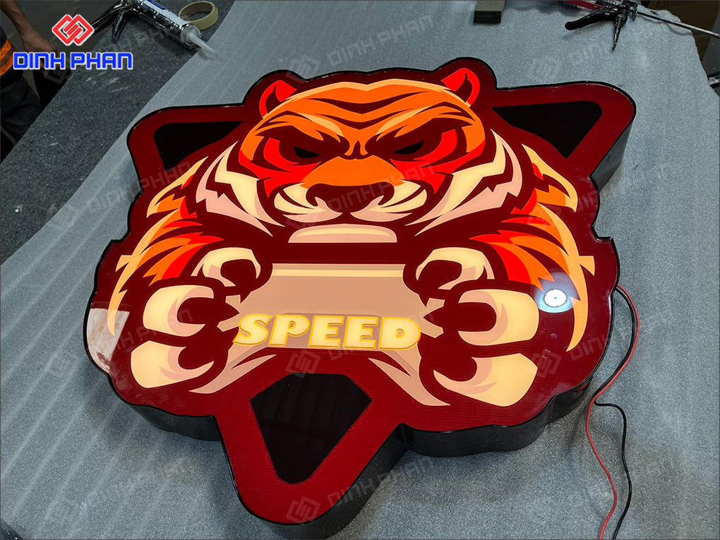 Hộp đèn nổi có LED bên trong