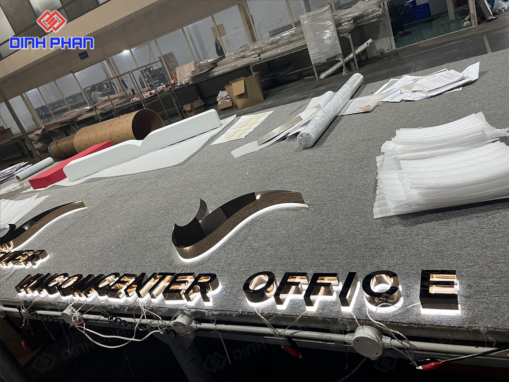 Bảng hiệu của văn phòng Vin