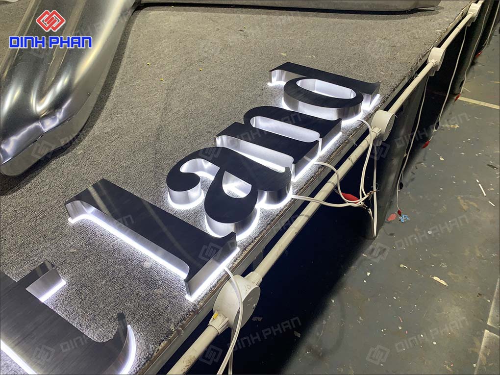 Bảng hiệu chữ inox trắng xước