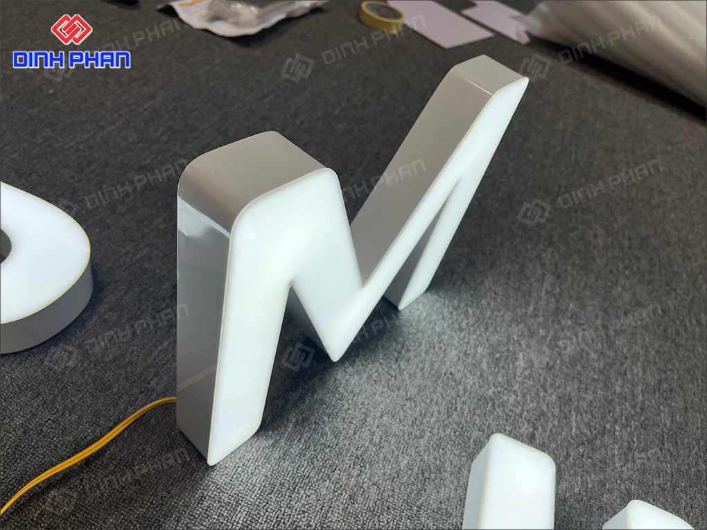Gia công chữ nhôm Đắk Nông sắt nét, đẹp Chữ hông hông mặt mica sáng đèn