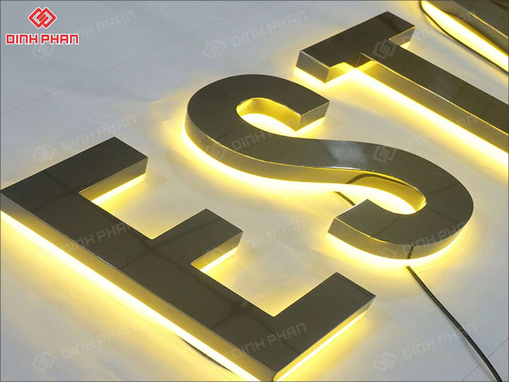Chữ inox vàng xước đế mica sáng đèn 