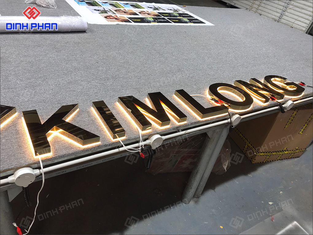 Chữ inox vàng gương sáng đèn 