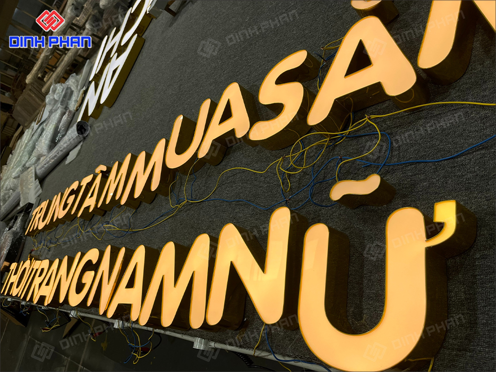 Bộ chữ tại trung tâm mua sắm