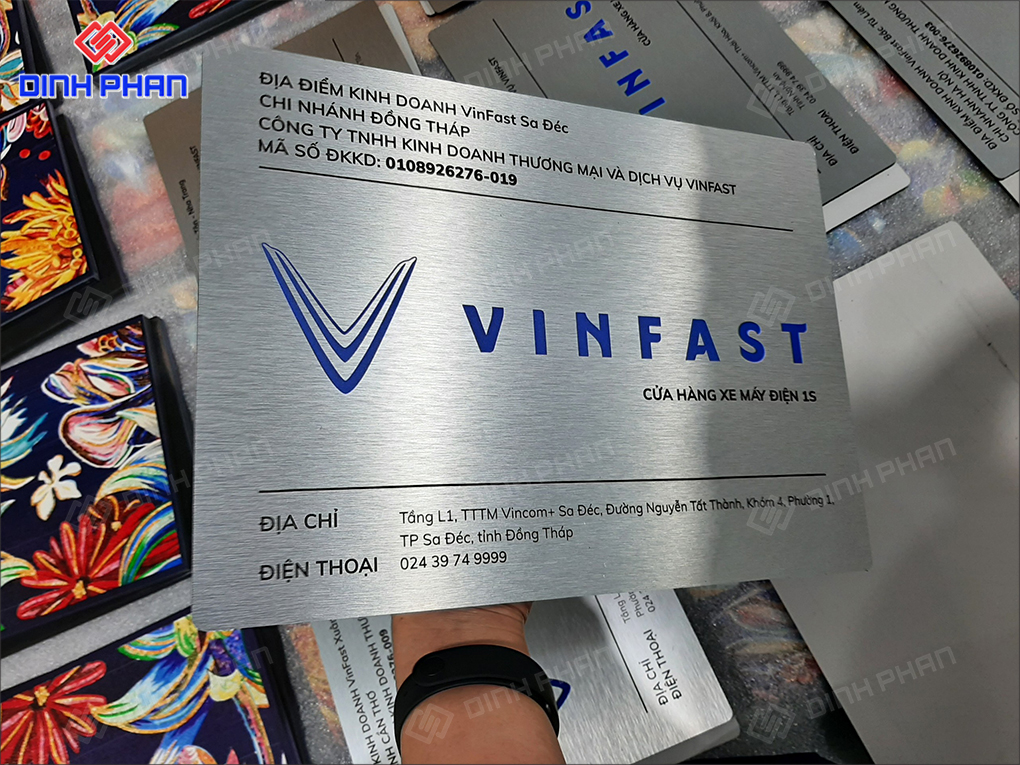 In UV alu Gia Lai sắc nét, giá tốt theo yêu cầu Bảng tên Vinfast