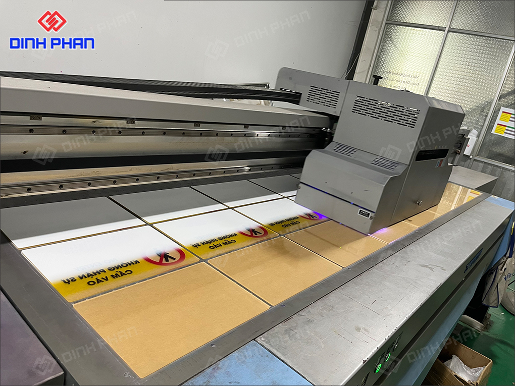 In UV Đà Lạt màu đẹp và sắc nét với giá tốt Máy in UV mica
