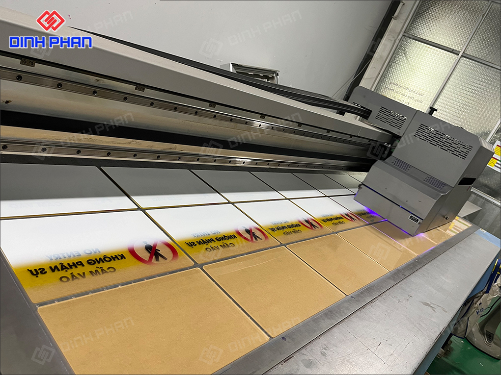 In UV Gia Lai giá rẻ, sắc nét phù hợp cho quảng cáo In UV mica bảng hướng dẫn