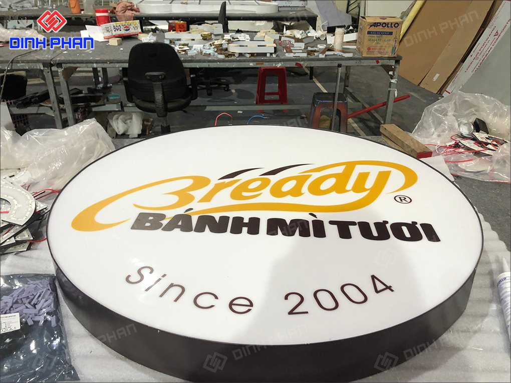 Hộp đèn tiệm bánh mì 