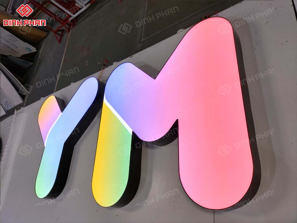 In UV mica làm bảng hiệu 