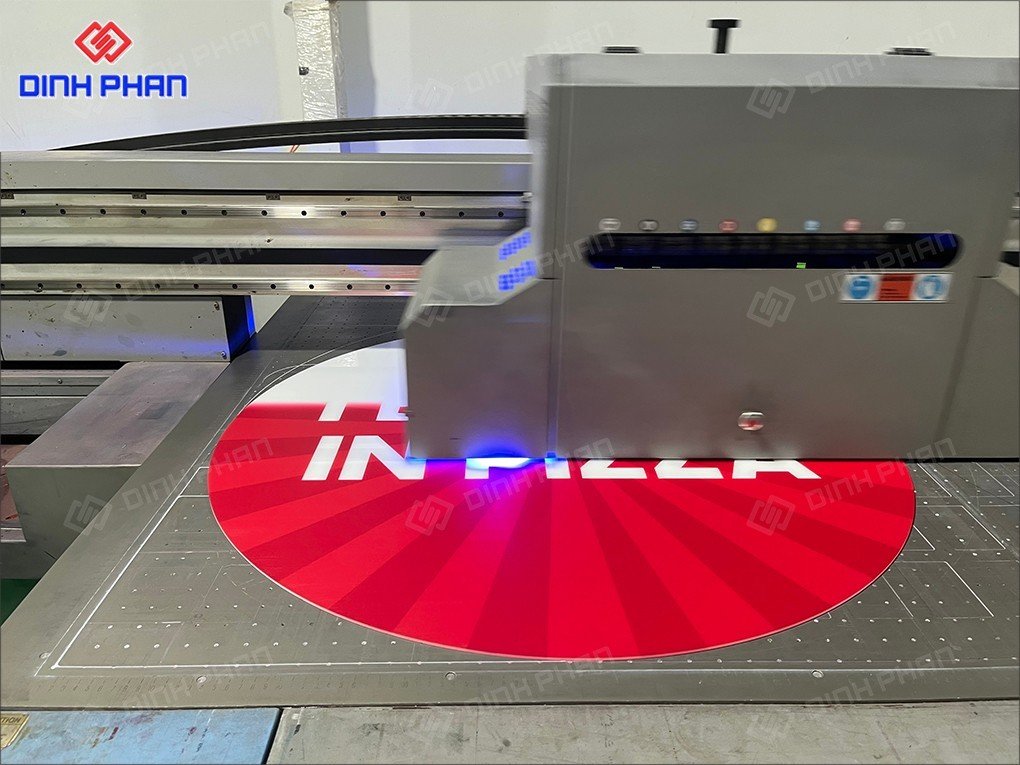 In UV bảng hiệu quán pizza