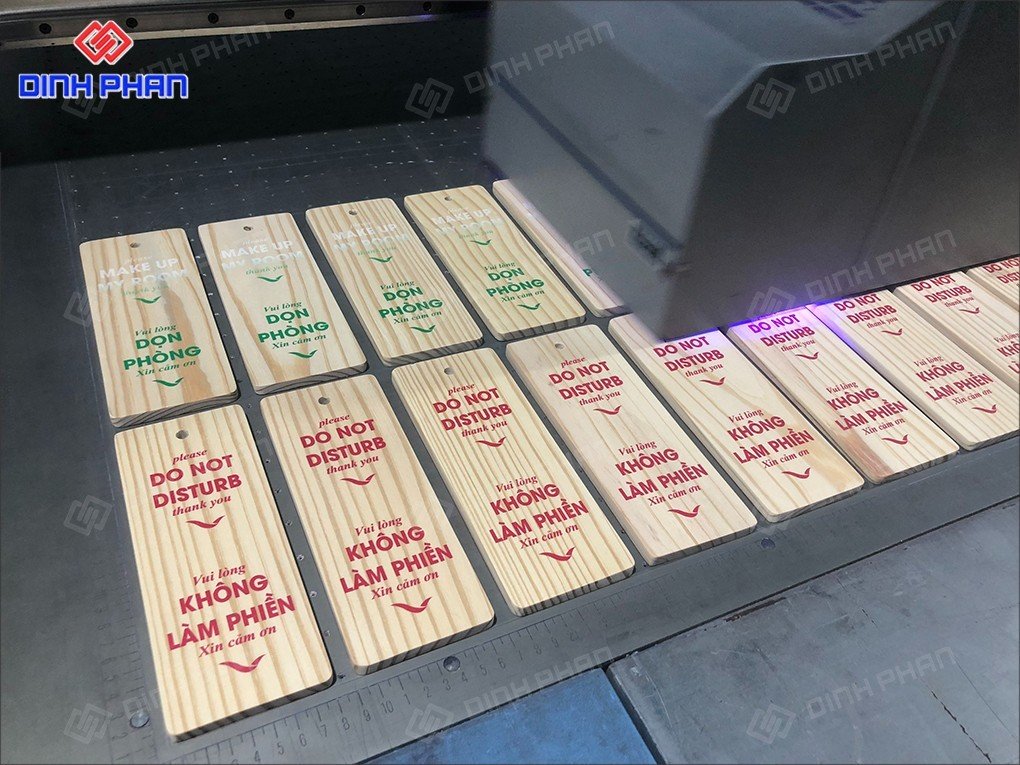 In UV trên gỗ làm thẻ 