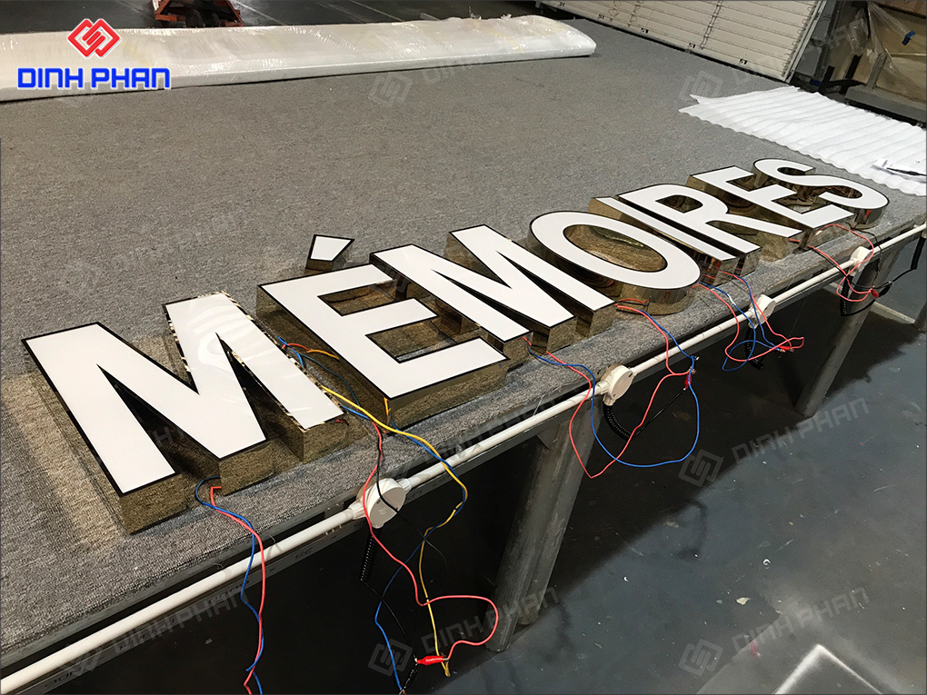 Bảng hiệu cửa hàng mỹ phẩm 