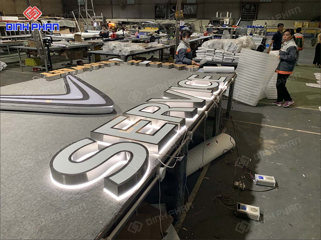 Bảng hiệu Vinfast 