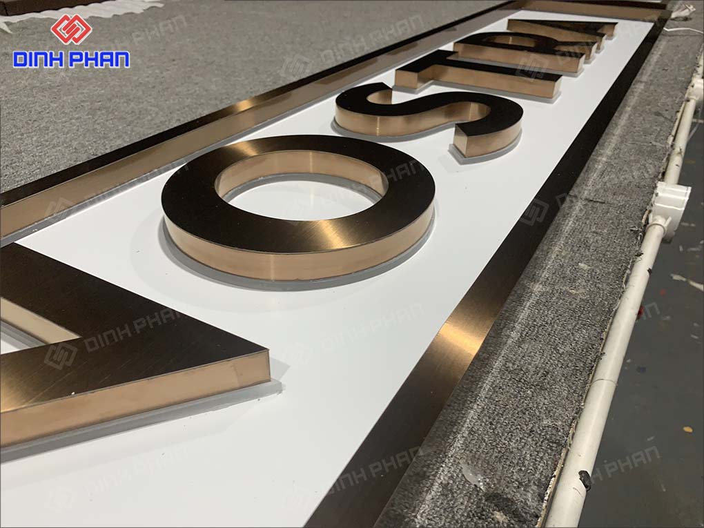 Bảng hiệu cửa hàng thời trang 