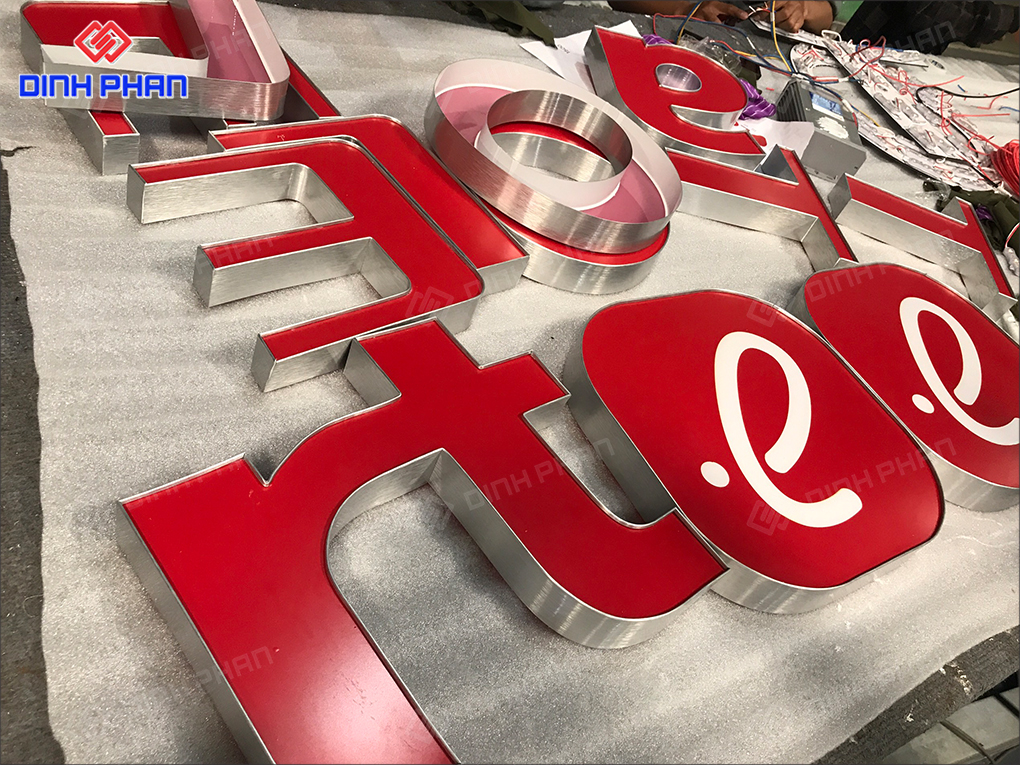 Chữ nhôm kết hợp mặt mica sơn 