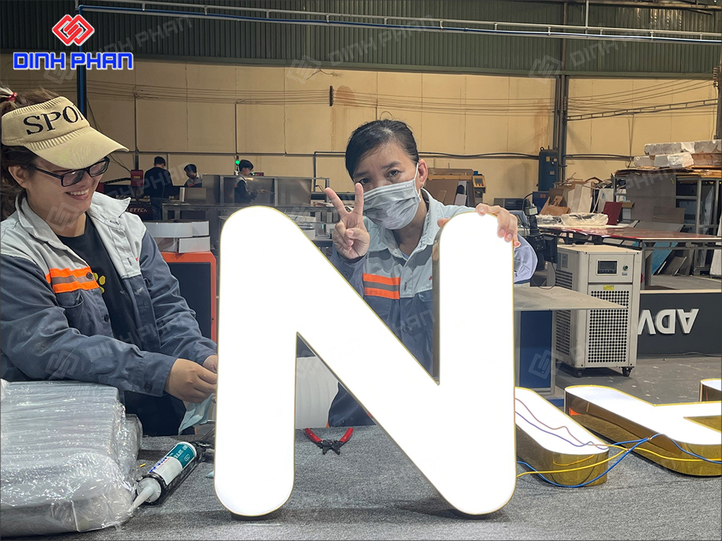 Chữ nhôm mặt mica sáng đèn