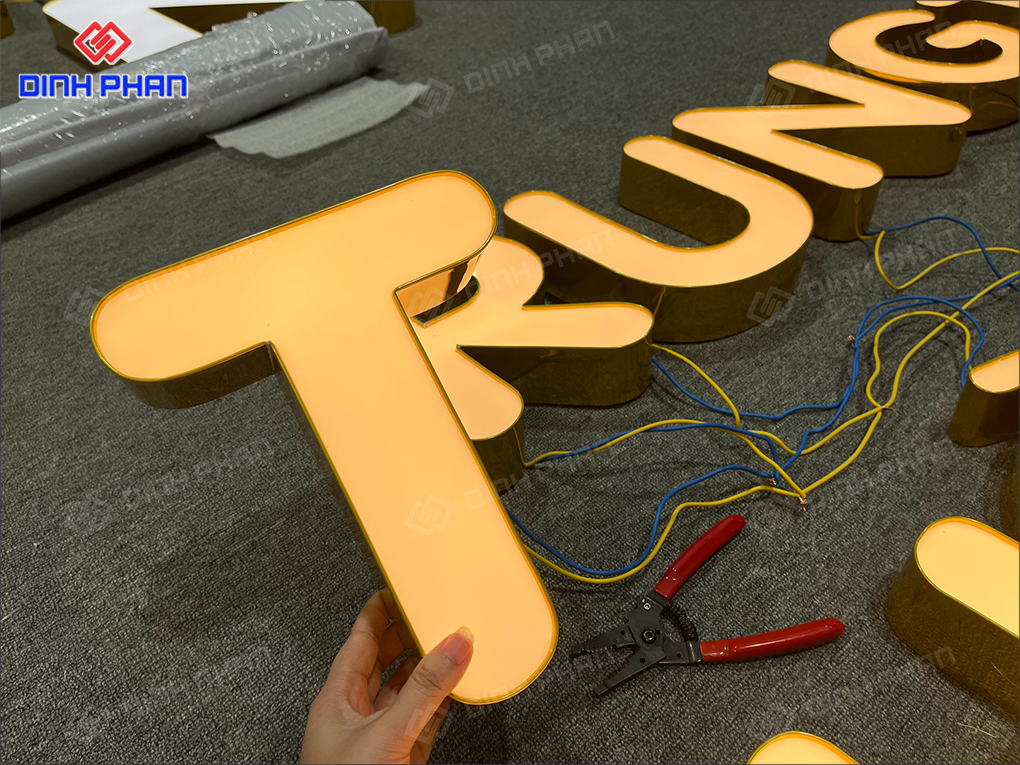 Chữ nhôm mặt mica sáng đèn