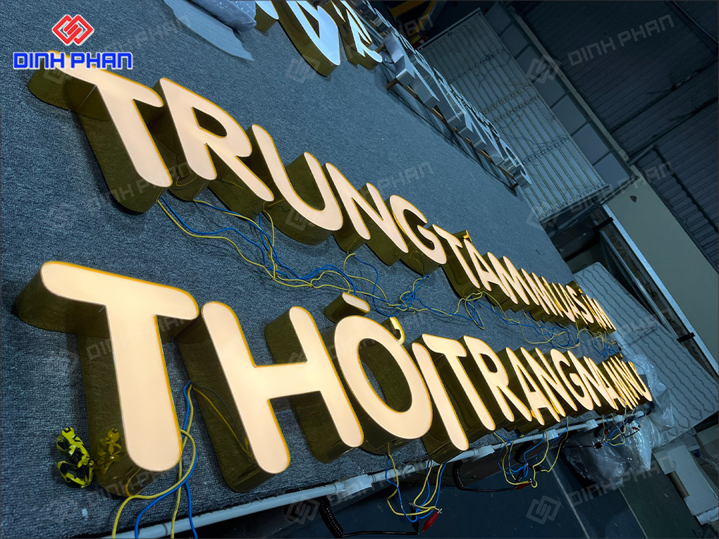 Chữ nhôm mặt mica sáng đèn 