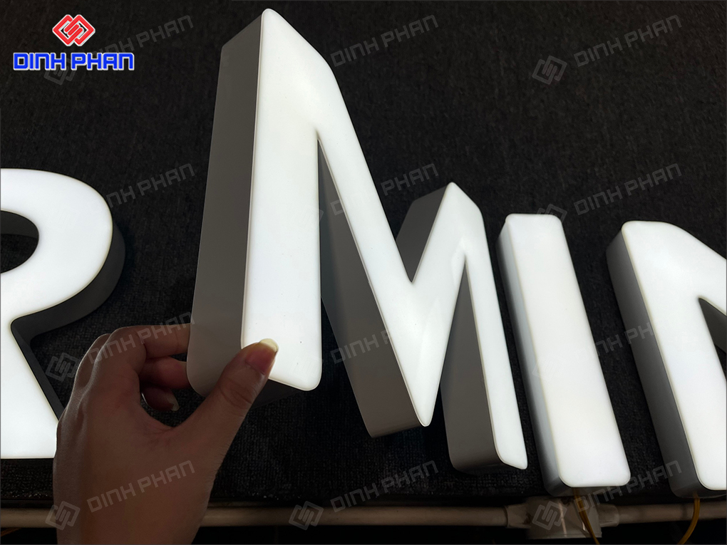 Chữ nhôm gia công mặt mica sáng đèn 