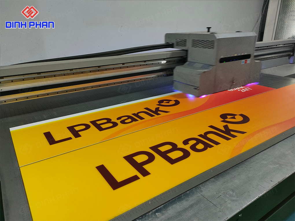 In UV bảng hiệu LP Bank