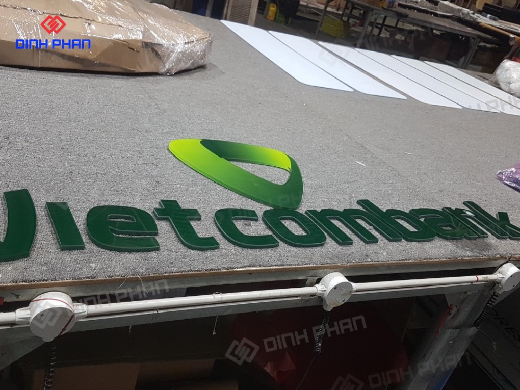 Bảng hiệu bộ chữ mica Vietcombank