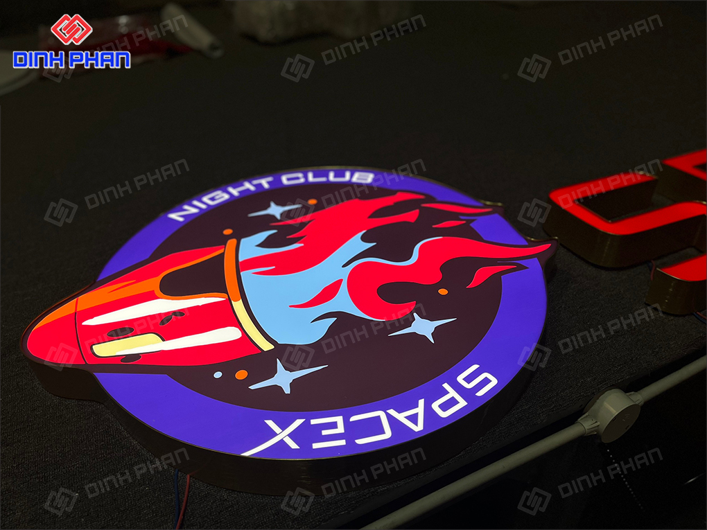 Bảng hiệu hộp đèn hông nhôm mặt mica sáng đèn