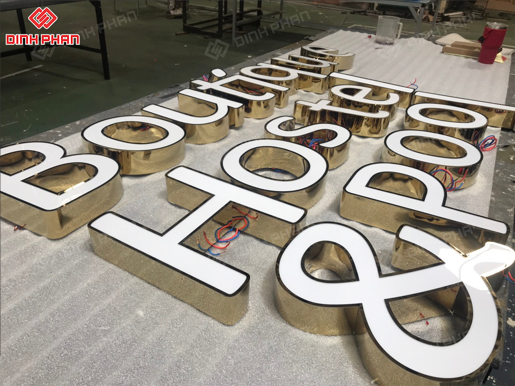 Bảng hiệu cửa hàng thời trang 