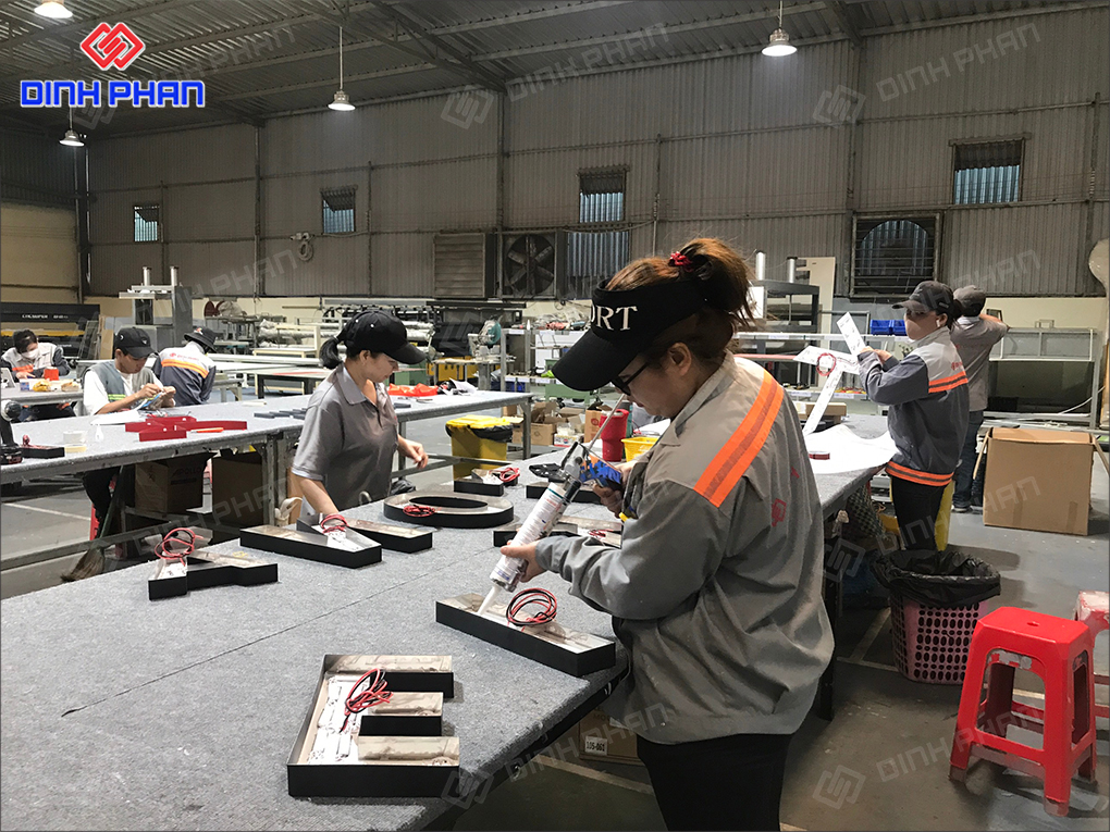 Hình ảnh gia công chữ nhôm tại xưởng 
