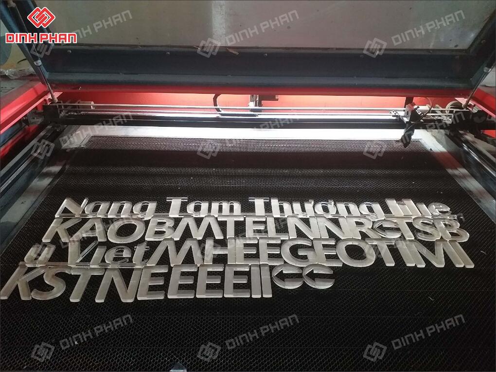Cắt chữ kim loại 