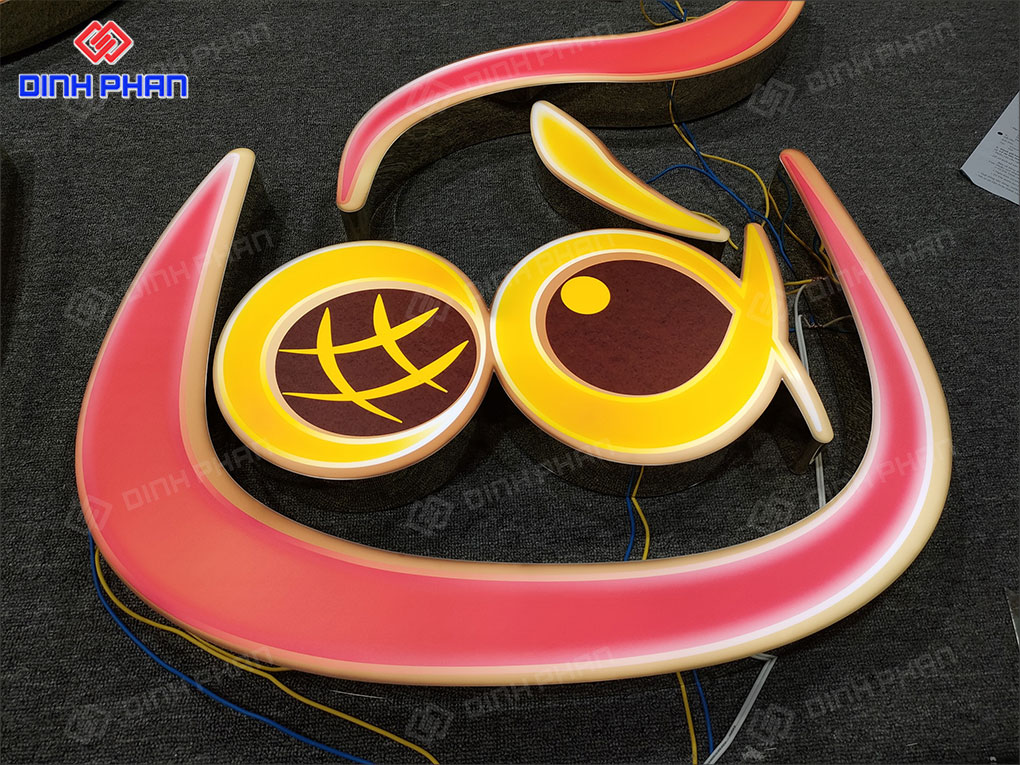 Logo bảng hiệu quảng cáo in UV 