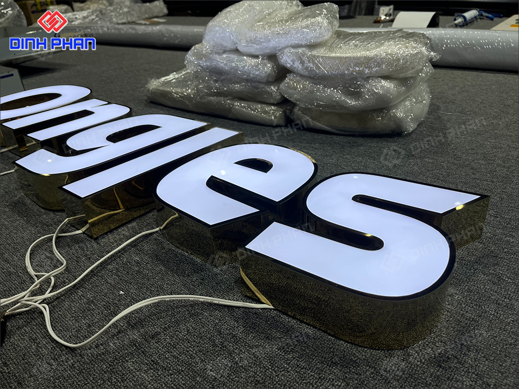 Chữ inox mặt mica sáng đèn 