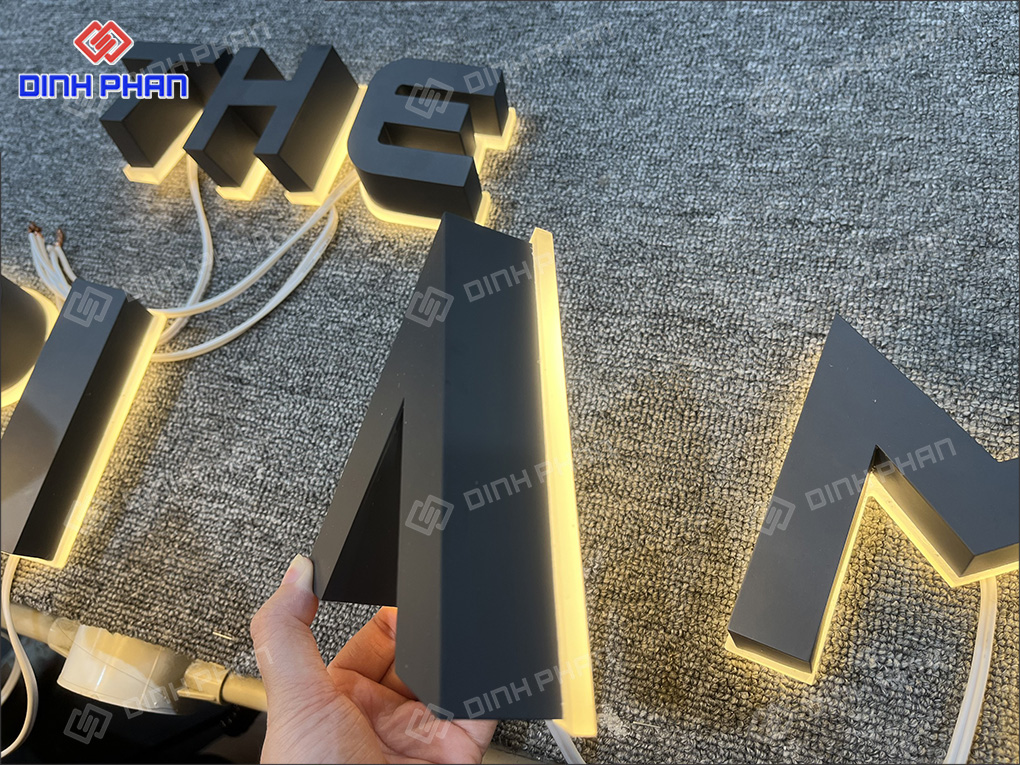Chữ inox sơn kết hợp đế mica sáng đèn 