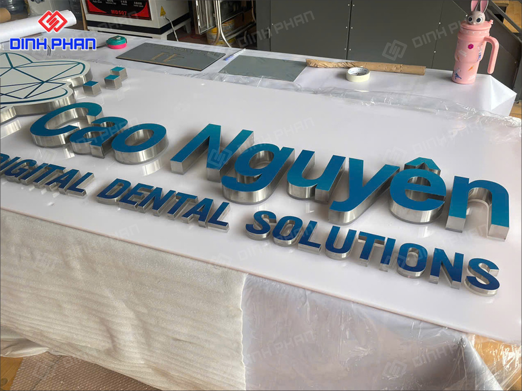 Bảng hiệu chữ inox kết hợp mặt mica in UV 