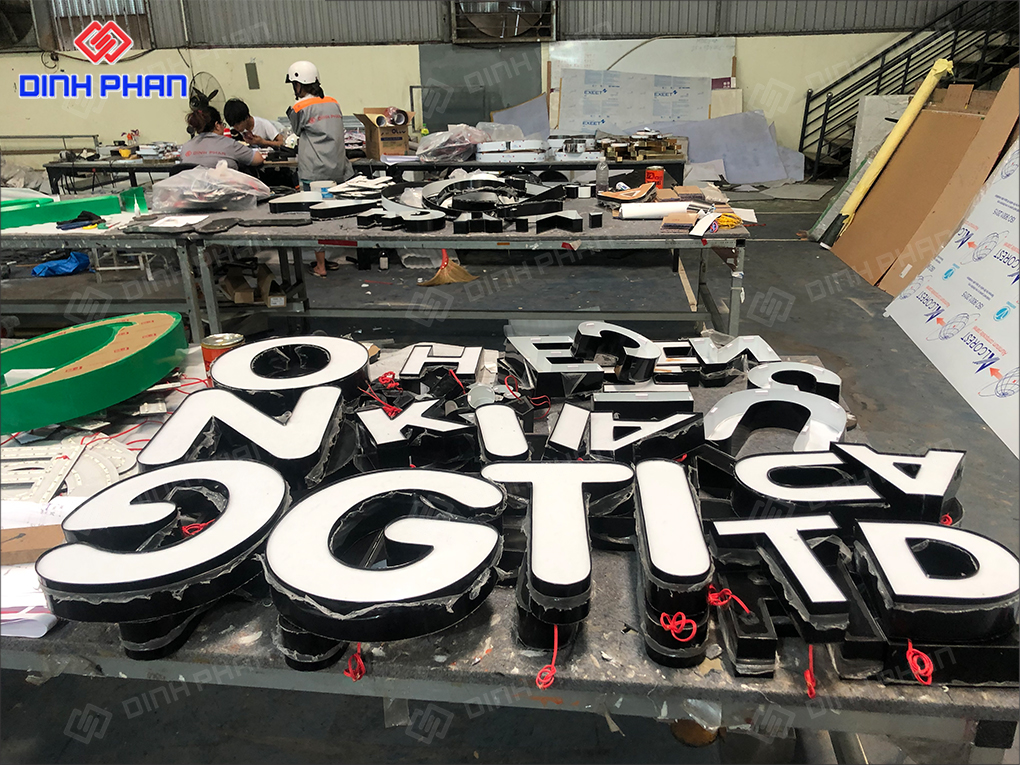 Gia công chữ tại xưởng quảng cáo 